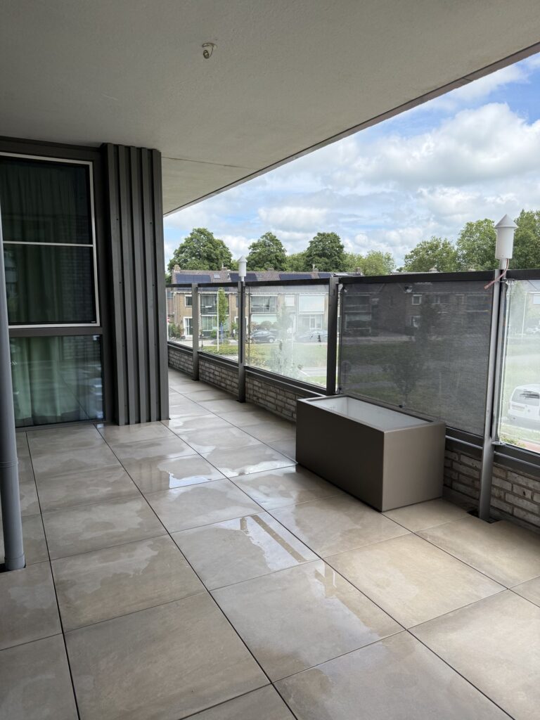 Balkon met keramische tegels