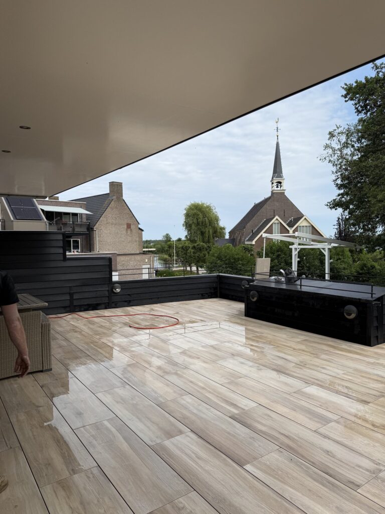 Dakterras met tegels in houtlook