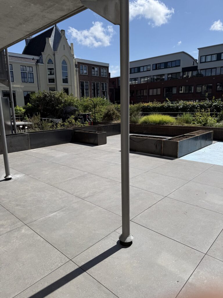 Opgeleverd dakterras met keramische tegels